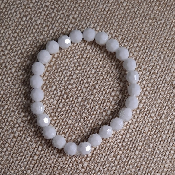 Elegant White Beaded Bracelet - Picture 1 of 2